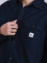 เสื้อเชิ้ตยีนส์แขนยาวผู้ชาย คอลเลคชั่น ON THE GO ทรงตรง สีกรมท่า
