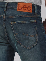 กางเกงยีนส์ผู้ชาย คอลเลคชั่น LEE SORT ZED FIT เอวกลาง ทรงเข้ารูป สียีนส์กลาง