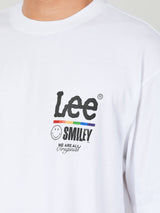เสื้อยืดแขนสั้นผู้ชาย คอลเลคชั่น LEE SMILEY LOOSE FIT สีขาว
