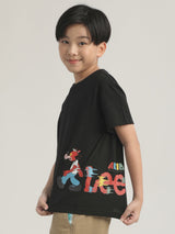 เสื้อยืดแขนสั้นเด็กผู้ชาย คอลเลคชั่น LEE X AKID FROM YESTERDAY ทรงตรง สีดำ