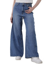กางเกงยีนส์ผู้หญิง คอลเลคชั่น DENIM OBSESSION WIDE LEG FIT เอวสูง ทรงขากว้าง สียีนส์กลาง