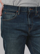 กางเกงยีนส์ผู้ชาย คอลเลคชั่น LEE SORT ZED FIT เอวกลาง ทรงเข้ารูป สียีนส์กลาง