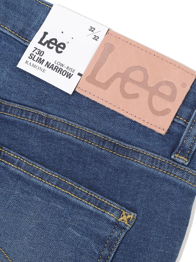 กางเกงยีนส์ผู้ชาย RAMONE FIT เอวต่ำ ทรงเข้ารูป สียีนส์กลาง