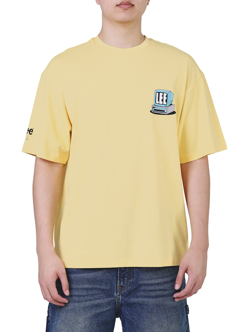 เสื้อยืดแขนสั้นผู้ชาย คอลเลคชั่น LEE X AKID FROM YESTERDAY LOOSE FIT สีเหลือง