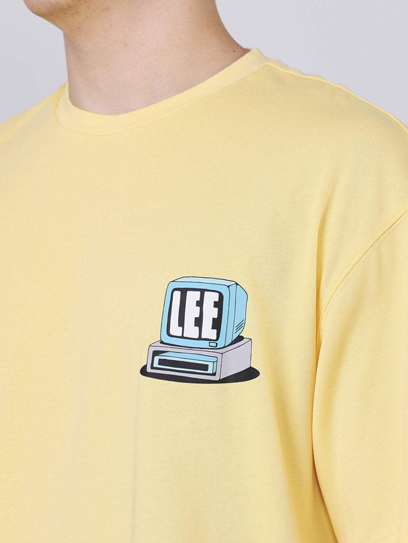 เสื้อยืดแขนสั้นผู้ชาย คอลเลคชั่น LEE X AKID FROM YESTERDAY LOOSE FIT สีเหลือง