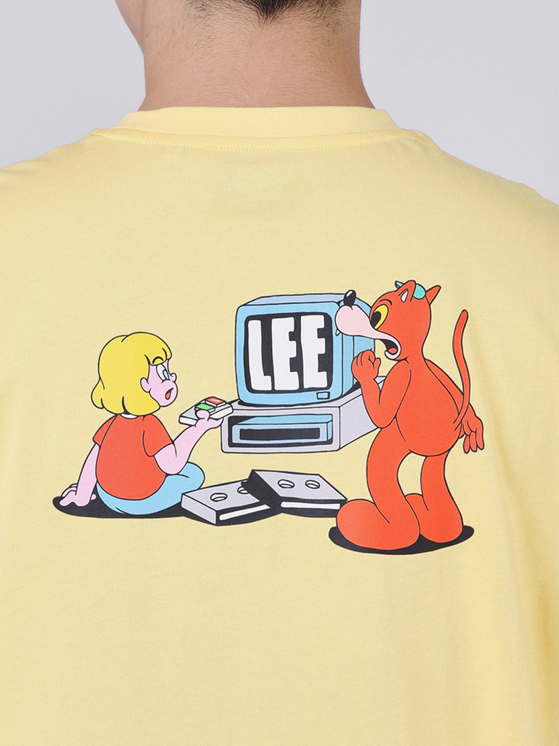 เสื้อยืดแขนสั้นผู้ชาย คอลเลคชั่น LEE X AKID FROM YESTERDAY LOOSE FIT สีเหลือง