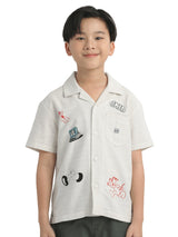 เสื้อเชิ้ตแขนสั้นเด็กผู้ชาย คอลเลคชั่น LEE X AKID FROM YESTERDAY ทรงตรง สีครีม