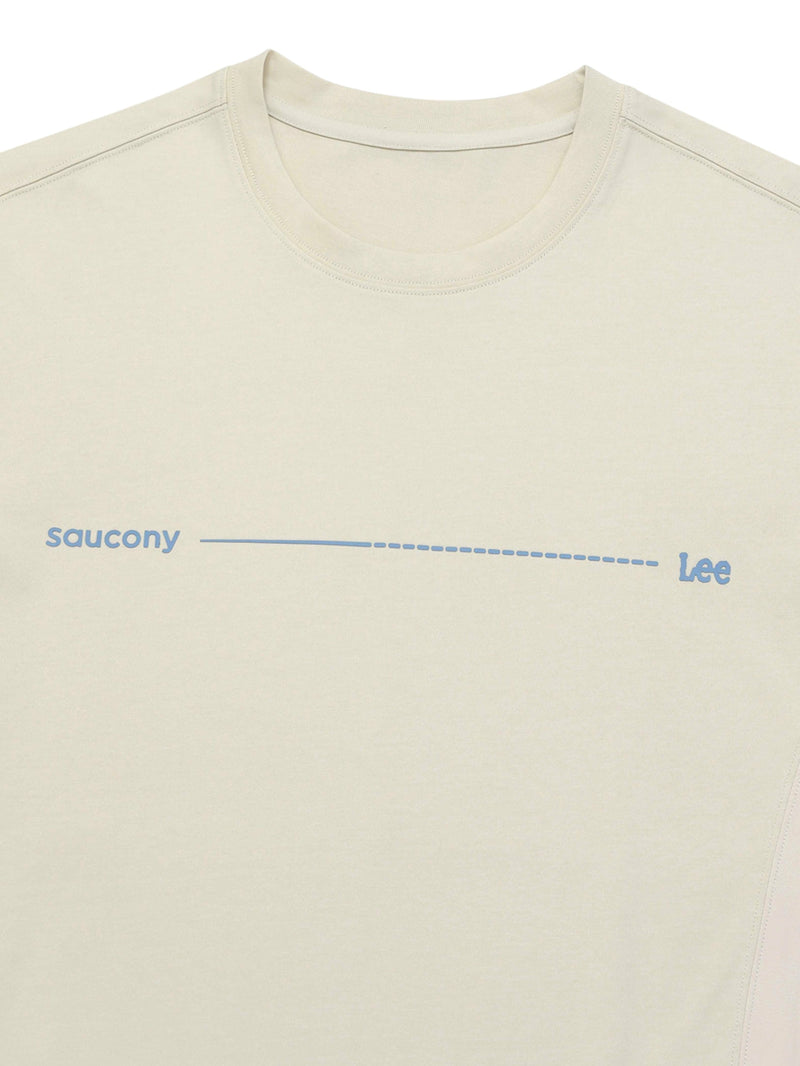 เสื้อยืดแขนยาวผู้ชาย คอลเลคชั่น LEE X SAUCONY RELAXED FIT สีครีม