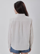 เสื้อเชิ้ตยีนส์แขนยาวผู้หญิง คอลเลคชั่น DENIM OBSESSION OVERSIZE FIT สีเบจ