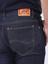 กางเกงยีนส์ผู้ชาย RAMONE FIT เอวต่ำ ทรงเข้ารูป สียีนส์เข้ม